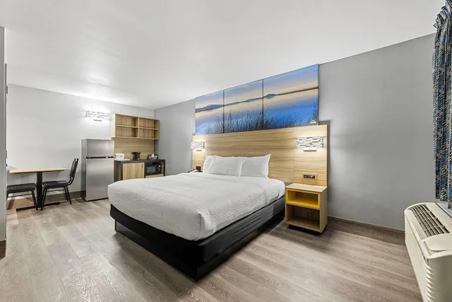 جناح بسرير كينج يُسمح فيها بالحيوانات الأليفة، Days Inn & Suites by Wyndham Texas City 1/1