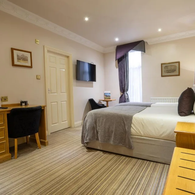 Deluxe, King Bed, Waterton Park Hotel 3/6