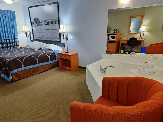 Suite, King Bed, Super 8 By Wyndham Three Hills Ab 1/2