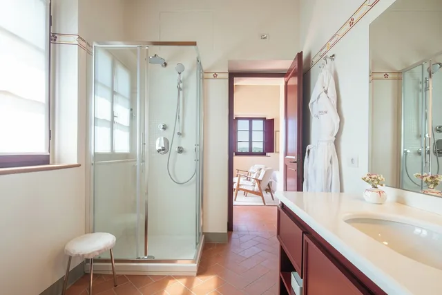 Oliveta, King Bed، The Club House 4/4