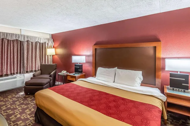 غرفة بسرير كينج، Econo Lodge Zanesville, OH 2/5