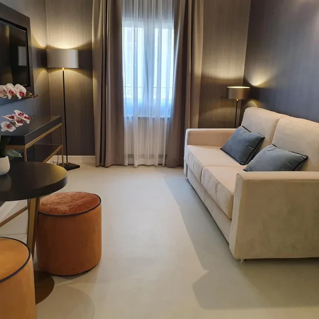 جناح، Hotel Maxim 2/7