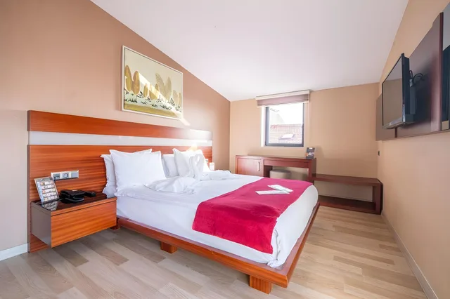 غرفة بسرير كوين بشرفة بمطبخ، Park By Clover Hotel 1/1