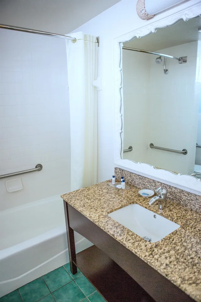 Standard, King Bed, Balcony, Pool Side، Best Western Plus Yacht Harbor Inn 4/5