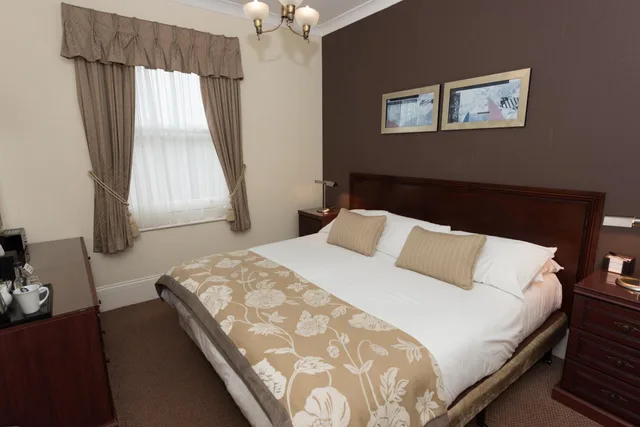 غرفة بسرير مزدوج أو سريرين منفصلين، OYO Devonshire Park Hotel 2/6