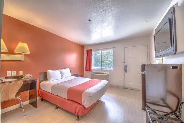 غرفة بسرير كوين، Motel6 San Antonio, TX - Six Flags Fiesta TX/La Cantera Area 6/10