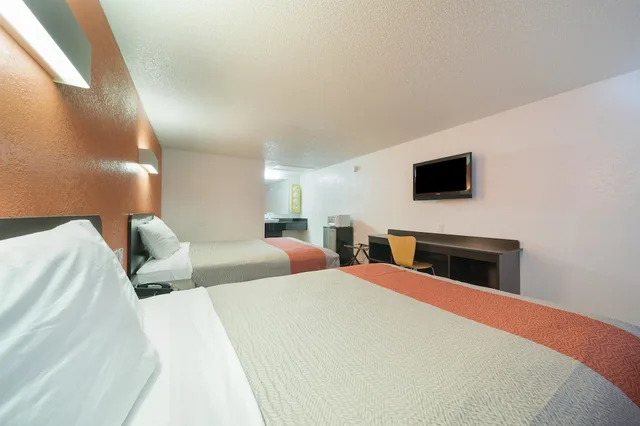 Standard, 2 Queen Beds, Smoking, Motel6 Hamburg, NY 2/5