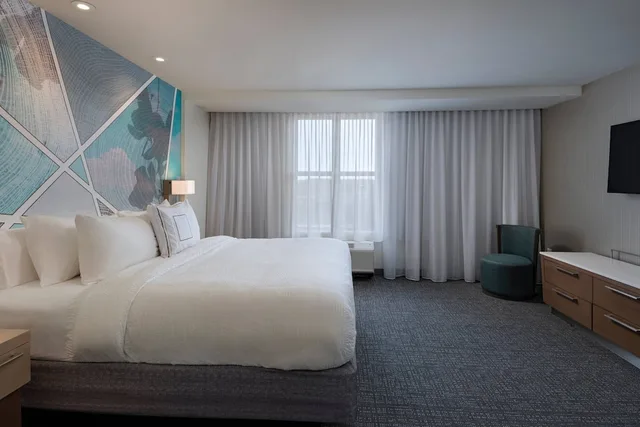 جناح بسرير كينج مع أريكة، Courtyard By Marriott Jackson Madison 1/5