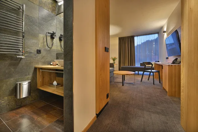 جناح جونيور، Grand Hotel Hradec 3/4
