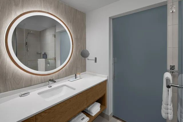 غرفة بسرير كينج في طابق مرتفع، The Westin Atlanta Gwinnett 5/6
