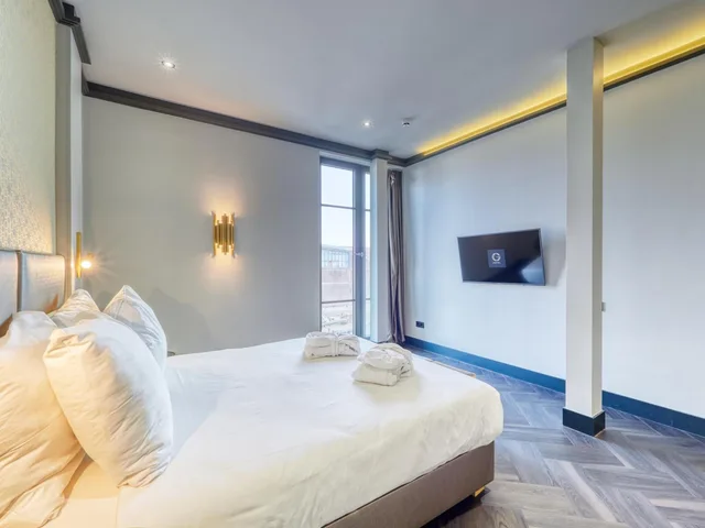 غرفة كبيرة بسرير مزدوج بإطلالة على البحيرة، G Hotel 5/7