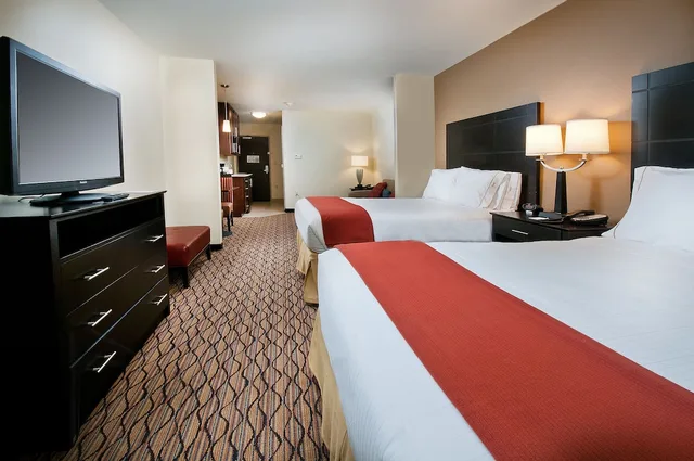 جناح بسريرين كوين مع أريكة لذوي الإعاقة، Holiday Inn Express Hotel Suites Pearsall 2/6