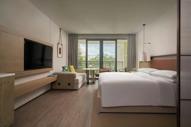 غرفة بسرير كينج بإطلالة على الحديقة بشرفة، Marriott Yalong Bay 2/5