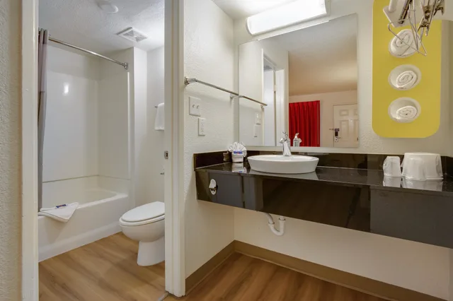 غرفة قياسية بسرير كوين، Motel6 Tempe, AZ - Broadway - ASU 9/10