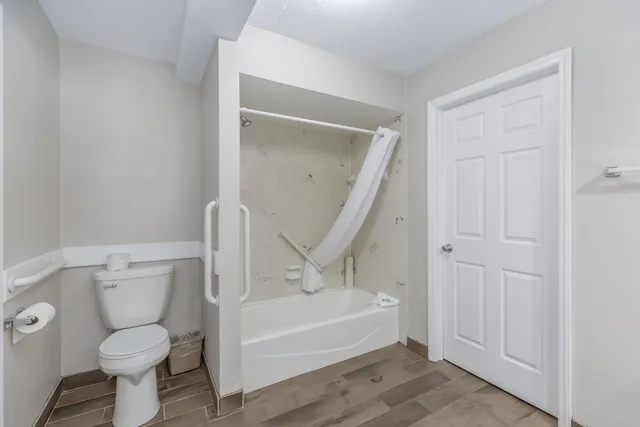 Suite, King Bed, Crossroads Inn & Suites 3/3
