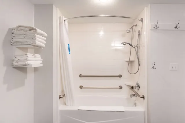 استوديو بسرير كينج مع أريكة لذوي الإعاقة، Hampton Inn Laramie 8/8