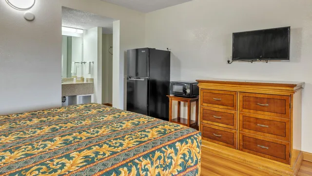 غرفة قياسية بسرير كينج، Studios And Suites 4 Less Emporia 4/7