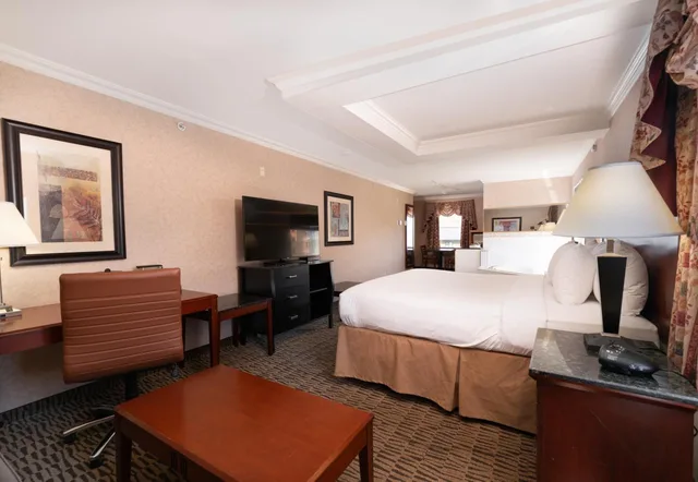 غرفة بسرير كينج بجاكوزي، Prestige Aberdeen Lodge Kamloops 2/6