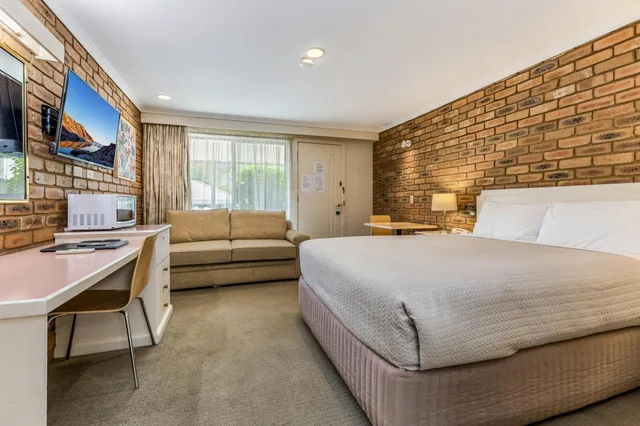 Suite, Accessible, GOLDEN SQUARE MOTOR INN 1/1