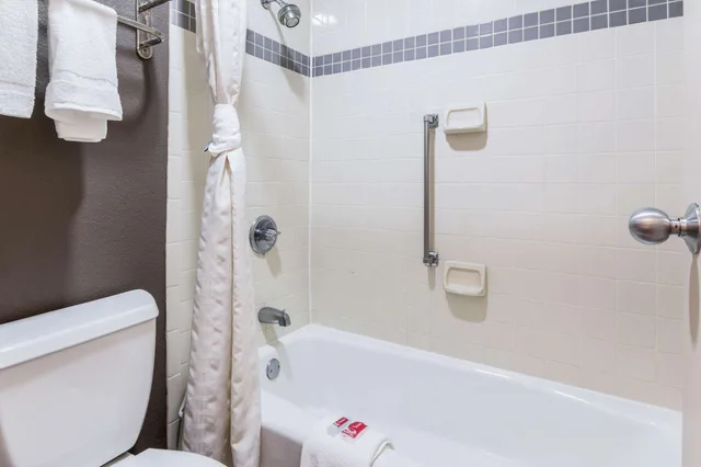 غرفة قياسية بسرير كينج مع أريكة للمدخنين، Econo Lodge Gainesville Downtown Area 5/6