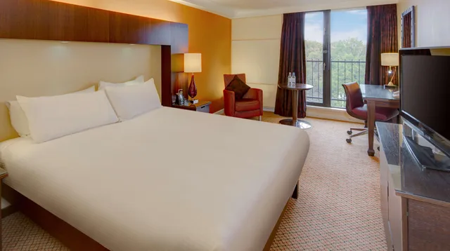 غرفة ديلوكس بسرير كوين، Hilton Birmingham Metropole 1/1