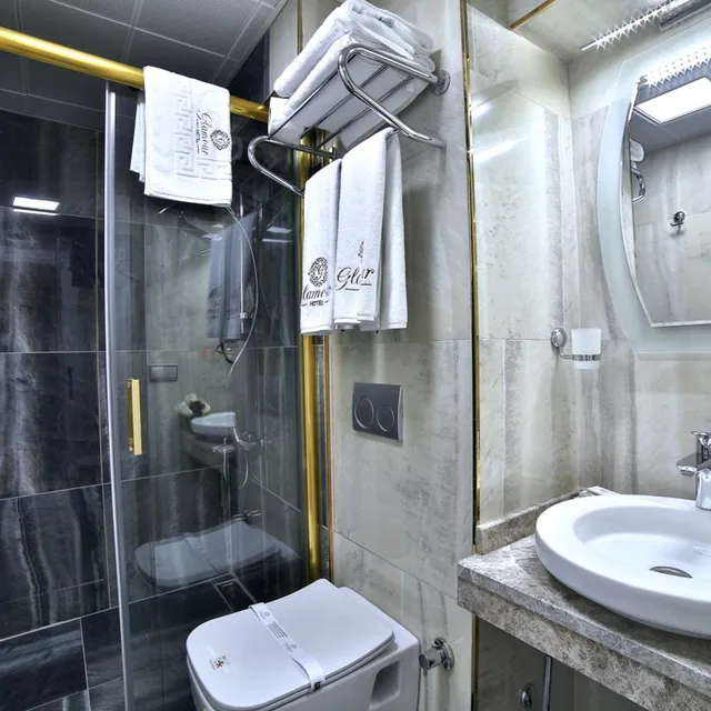 غرفة بسرير كينج بإطلالة على البحر، Glamour Hotel 8/8