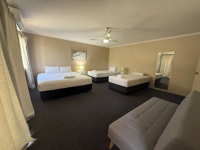 شقة عائلية بسريرين منفصلين وسرير كينج وسرير كوين، Harbour Sails Motor Inn 2/2