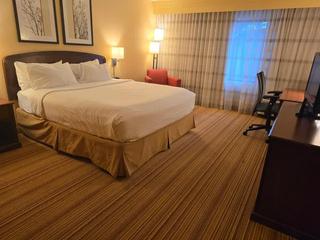 غرفة بسرير كينج بحوض جاكوزي لذوي الإعاقة، Country Inn & Suites by Radisson, Convention Center 1/3