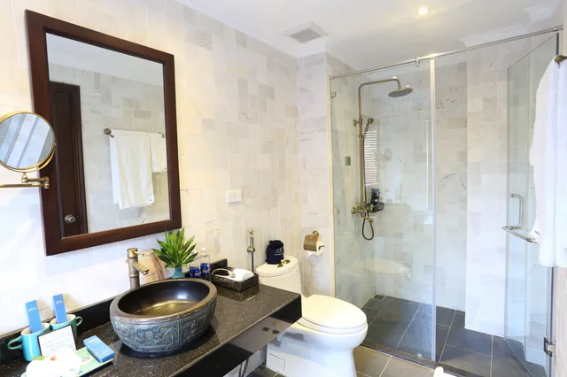 جناح بسرير كوين بشرفة، Aira Boutique Hoi An 4/4