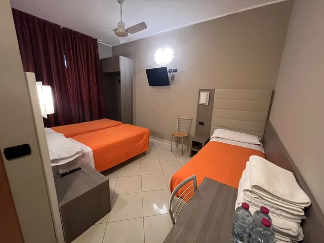 غرفة ثلاثية بسرير كوين وسرير فردي، Hotel Parma 3/10