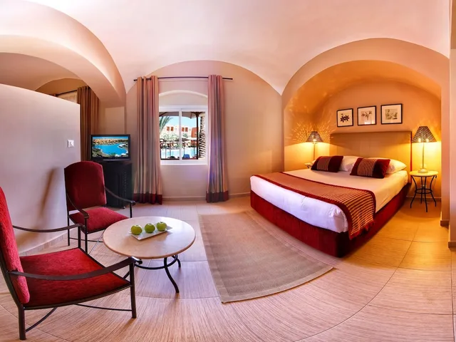 جناح جونيور بسرير كوين بإطلالة على المسبح، JAZ Makadi Oasis Resort 6/8