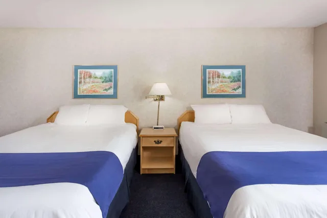 غرفة بسريرين مزدوجين، Ramada by Wyndham Quesnel 4/4