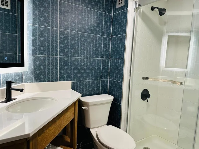 جناح بسرير كوين، Ashbourne Hotel Canton/Hall of Fame I-77 5/7