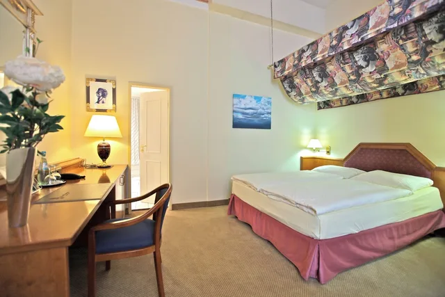 جناح جونيور بسرير كوين، Viktoria Hotel Cologne 3/6