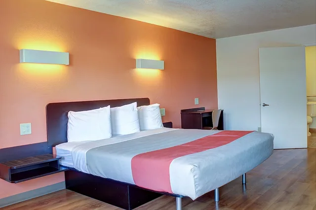غرفة قياسية بسرير كينج، Motel6 Bishop, CA 1/10
