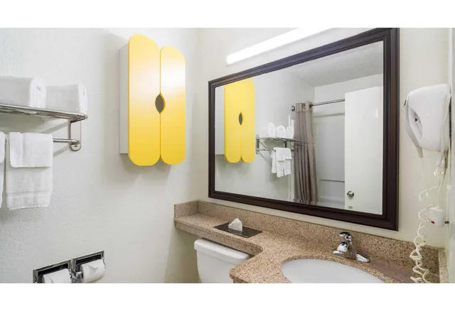 1 King Bed Mobility Accessible Tub, Nsmk، Studio6 Plano, TX - Dallas - Plano Medical Center 3/4