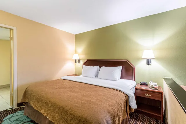 جناح بسرير كينج للمدخنين، Quality Inn Alexandria 1/1