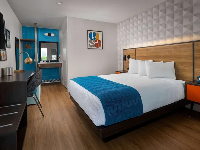 Retro, Style, Queen Bed, Side Ocean View، Motel6 Santa Barbara, CA - Beach 2/6