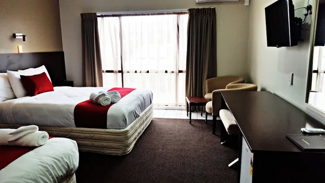 Premium, 1 Queen and 1 Single Bed, Auckland Airport Kiwi Hotel 5/9