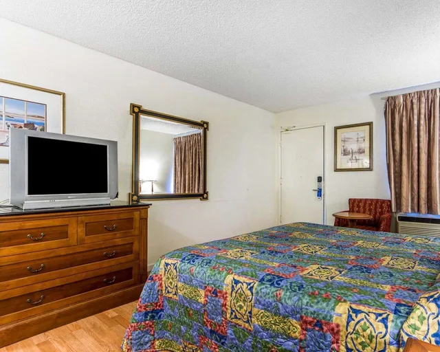 غرفة بسرير كينج لغير المدخنين، Solano Inn Vallejo Napa Valley / Six Flags 3/3