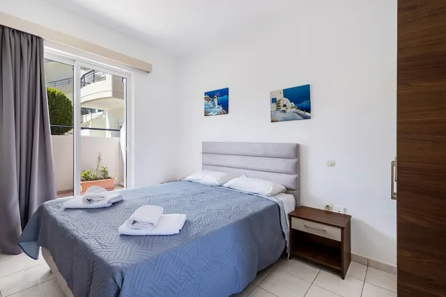 استوديو بسرير كينج بشرفة في الطابق الأرضي، Johnhara Studios And Apartments 2/7