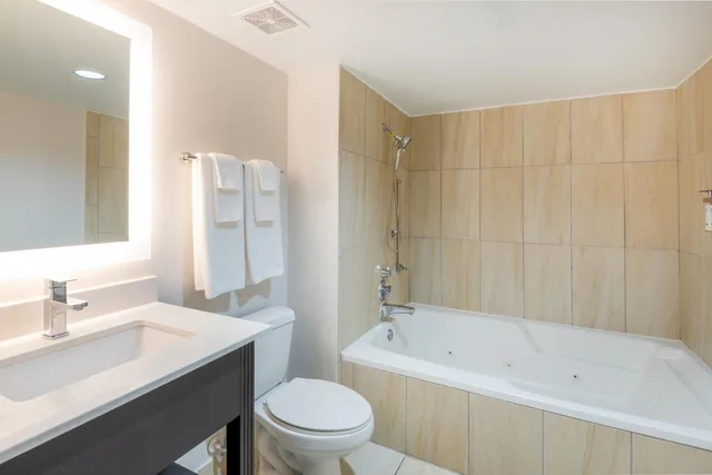 غرفة بسرير كينج بحوض جاكوزي، Holiday Inn Express Philadelphia Ne - Bensalem 6/7