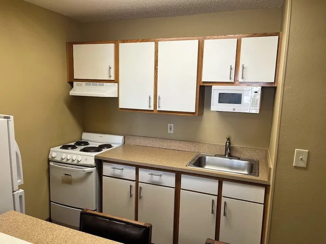 جناح بسرير كوين بغرفتين مع أريكة، HomeTowne Studios & Suites by Red Roof Greensboro 9/10