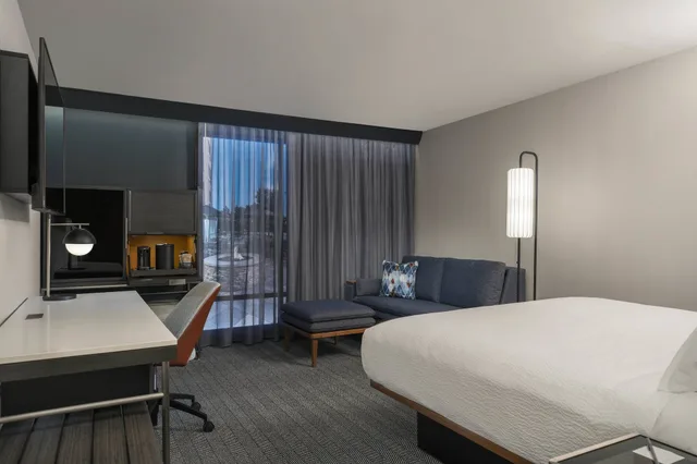 غرفة بسرير كينج، Courtyard by Marriott Iowa City University Heights 3/7