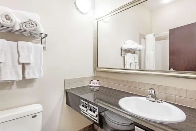 جناح ديلوكس بسرير كينج، Ramada By Wyndham Drayton Valley 4/5