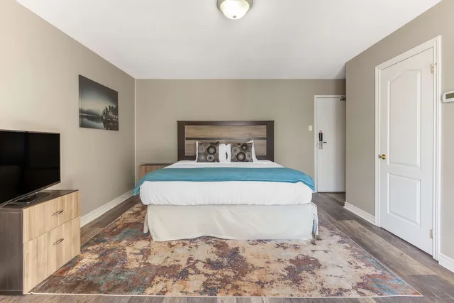 Signature, King Bed, Sofa, Jetted Tub, Christies Mill Waterfront Resort and Spa 1/10