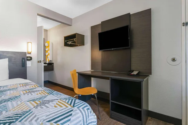 غرفة بسرير كوين لغير المدخنين، Motel6 Merced, CA - North 8/10