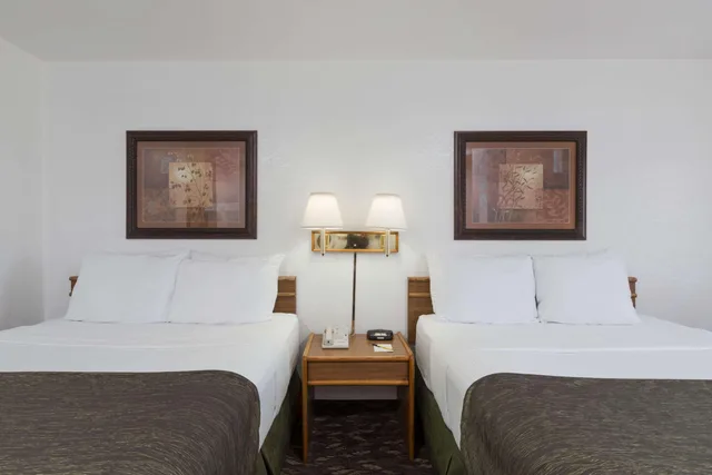 غرفة رباعية بسريرين كوين، Super 8 by Wyndham Fort Bragg 2/5