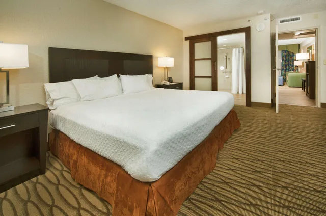 جناح بريميوم بسرير كينج بغرفتين، Embassy Suites by Hilton Miami International Airport 3/5
