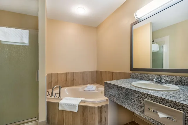 غرفة قياسية كبيرة بسرير كينج مع أريكة بحوض جاكوزي، Best Western Strathmore Inn 7/10